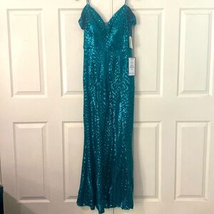 Gorgeous Emerald Formal Dress. Patterned sequin, cold shoulder size 8